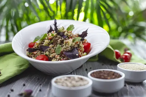 Taboulé de quinoa, crudités et noisettes grillées